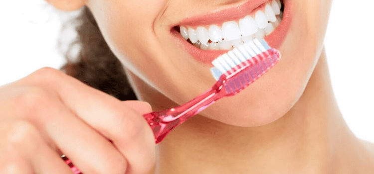 چگونه از مسواک استفاده کنیم؟  – پلی کلینیک سلامت دهان و دندان DentAtlas
