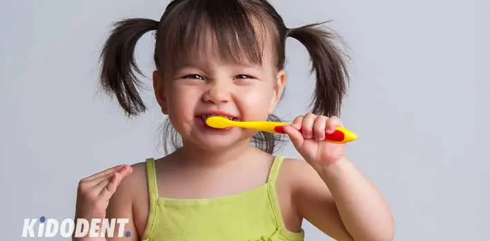 مسواک زدن دندان های شیری: چه زمانی شروع کنیم، چگونه مسواک کنیم و نکات دیگر